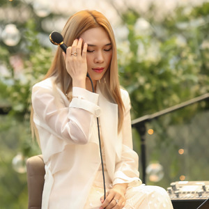 Đâu Chỉ Riêng Em (Live)