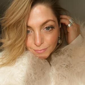 ДАРУВАТИ ЩАСТЯ