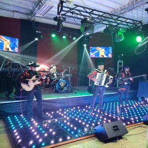 Enamorado de un fantasma y como estas tu (En Vivo)