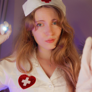 Enfermera te hace un examen de la vista con girasoles