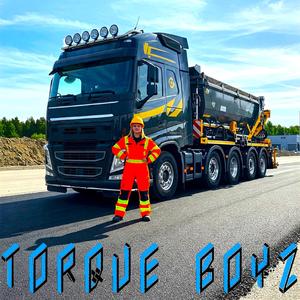 Asfalt Lastbil Lägger Svart Mos På Vägen (Oöverträffad Precisionskontroll Där Både Sprider och Recodrive Arbetar i Symbios med Volvo FH lastbilen - Heta Dagar Då Det Svarta Guldet Ska Ner i Marken och Skapa Nya Vägar samt Fixa Potthål i Beläggningen)