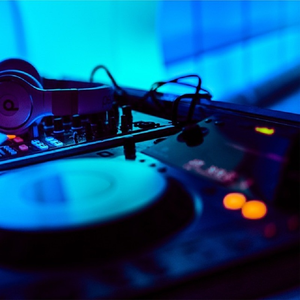 不爱我就别伤害我 (抖音DJ版) (翻自 杨顺高，凯小晴)