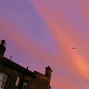 在 落 日 下 奔 袭 着 想 你。