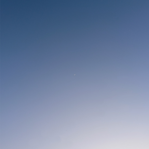 暮色低垂，弦月如钩