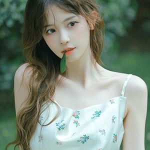 海浪轻吻着沙滩