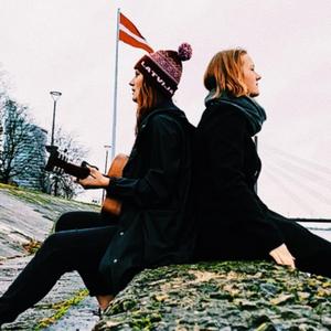 Zibsnī zvaigznes aiz Daugavas (Alise un Amanda)