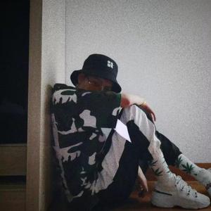 我在黑暗中与孤独作伴