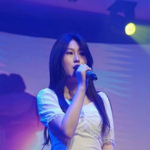 世界变得阴暗静静的下着雨