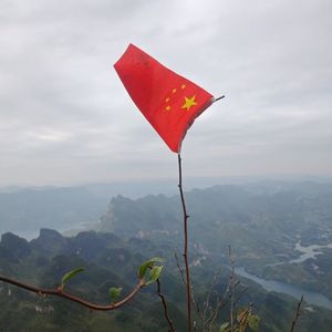 暗涌铮铮