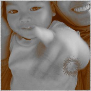 ငါ့လက်ချောင်းတွေ မင်းဆံပင်တွေကို ဖြတ်ပြေးတယ်။