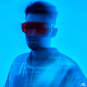 По мостовой