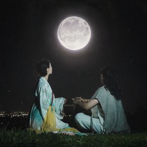 月亮出来白晃晃