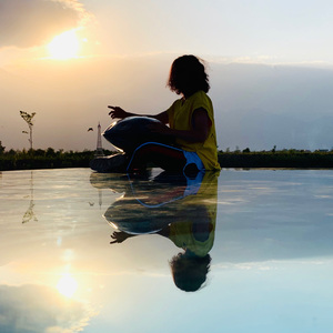 从摇滚鼓手到手碟演奏家她以空灵之声疗愈都市人