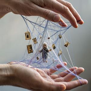 人形師（ギニョール）の指と記憶を紡ぐ蜘蛛の糸