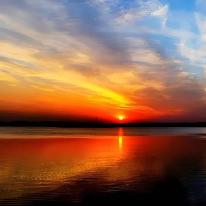 两个人走在一起