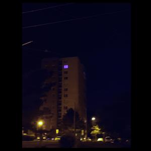 posledné modré okno na činžiaku