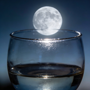 落在杯沿的月光