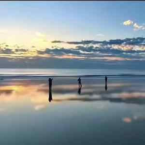 落日吻过浪尖的秒