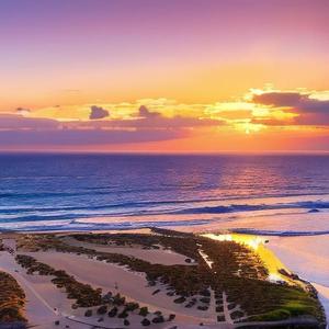 细雨吻过青石巷