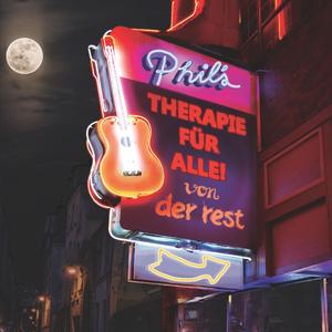 Er tritt auf den Platz