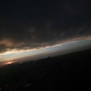 河畔漫游赏夕阳