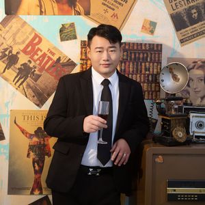 霓虹灯下的孤独迷茫