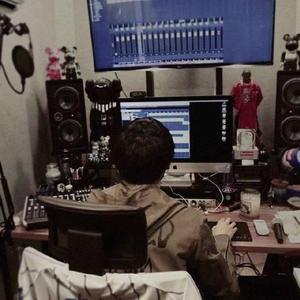 你站在日落的海平面