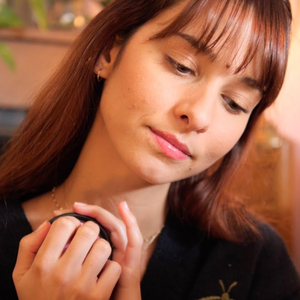 Tapotements Doux et Mouvements de la Main