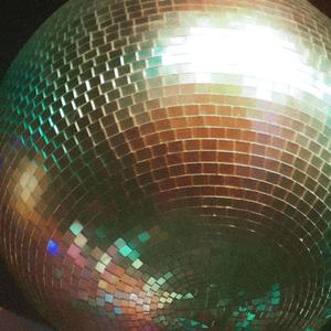 Tanssilattial ei kuulu seistä (feat. Seksikäs-Suklaa)