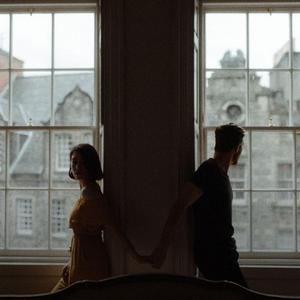 Uzakta Bir Pencere (feat. MEVO)