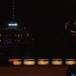 夜晚都市的高速路