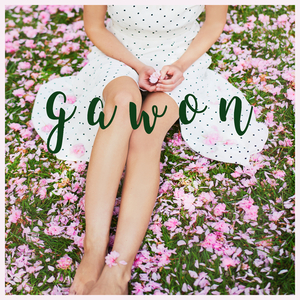 손 위로 내려앉은 벚꽃