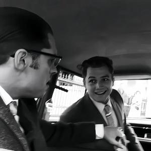 只在点烟时低头