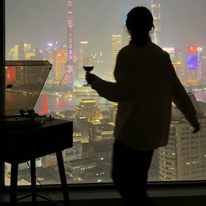 气氛到了昏暗灯光时