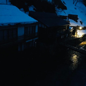 雪の降る深い夜