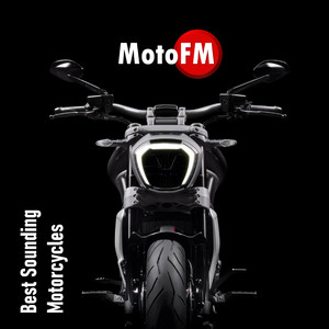 Kawasaki Z1000 racing through the city