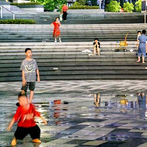 弹的很远的烟头