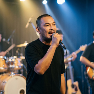 ស្រលាញ់គេម្នាក់ឯង