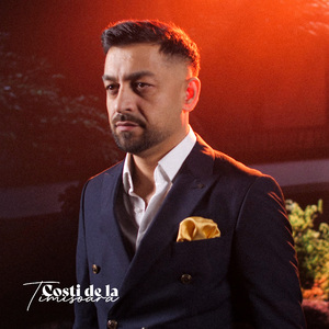 Un costum si patru scanduri