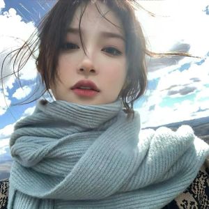 江畔何人初见雪