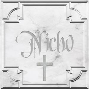 reina de madera y metal