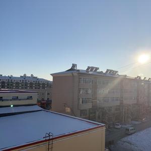 在家里无聊的你不能出去只能躺在床上玩switch刷手机但病毒过去后我会带你一起去踩沙滩和爬山