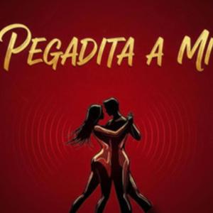 pegadita a mi