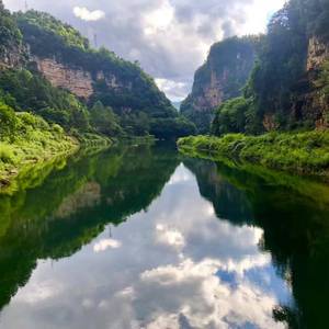 朝辞白帝彩云间