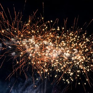 歌名是：你的痛苦成立