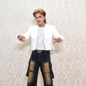 ចែរាំក្រវីសក់
