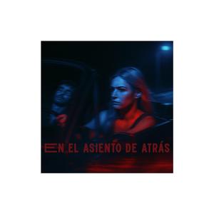 En el asiento de atrás