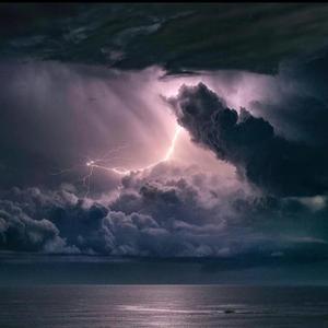 在暴风雨来之前爱你