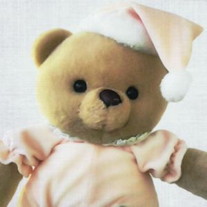 在公寓门口的摩托车后轮边被遗弃的小熊玩偶