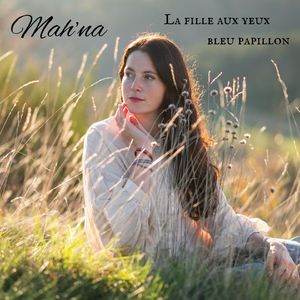 La fille aux yeux bleu papillon